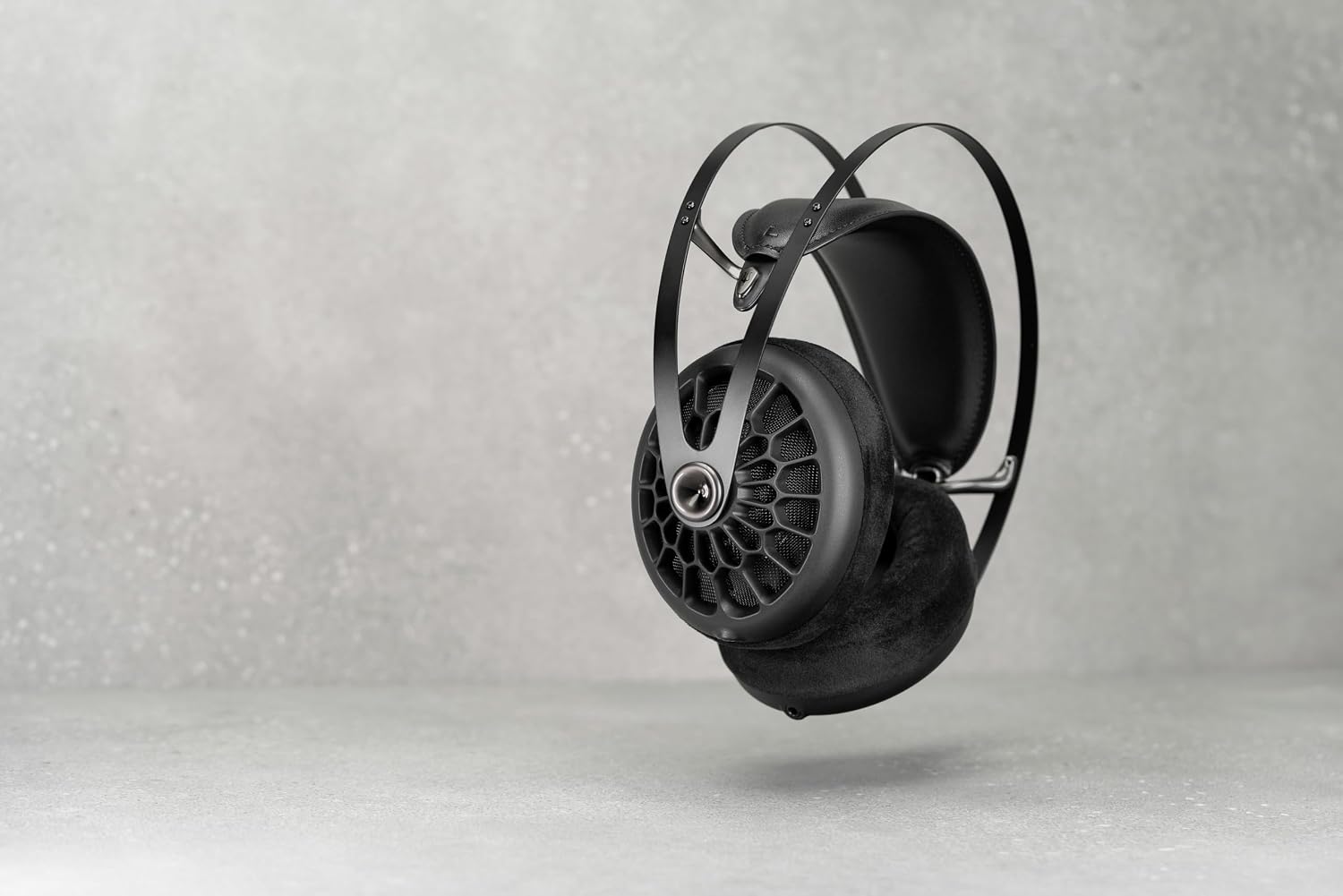 MEZE AUDIO 105 AER | Wired Over-The-Ear Lightweight Audiophile Open-Back Headphones | 50mm Dynamic Drivers | Low Impedance 42 Ohms | Cables and Carrying Pouch Included (Black)